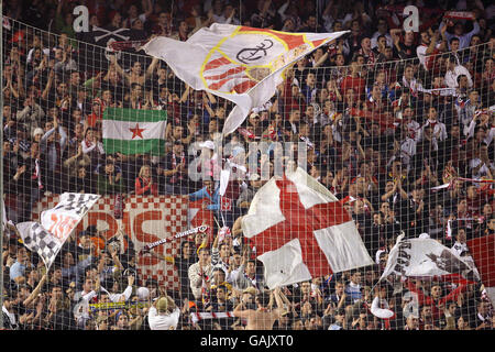 Fußball - Spanische Primera League - Sevilla FC gegen Real Betis - Estadio Ramon Sanchez Pizjuan. Sevilla Fan's auf der Tribüne Stockfoto