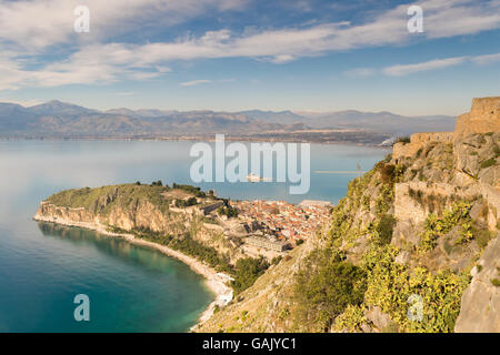 Luftbild der Altstadt von Nafplio in Griechenland. Blick von Palamidi Burg. Stockfoto