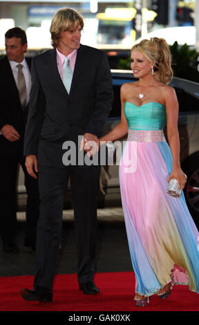 Nathan Bracken und Haley Bracken kommen auf dem roten Teppich im Crown Casino in Melbourne zur Allan Border Medal 2008 an Stockfoto