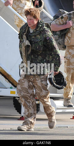 Prinz Harry tritt bei seiner Rückkehr aus Afghanistan aus einem Flugzeug bei RAF Brize Norton in Oxfordshire. Stockfoto