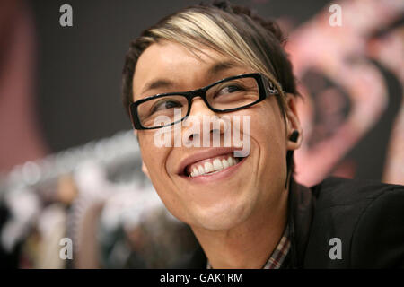 Der Starist und TV-Moderator Gok Wan besucht „New Look“ im Bluewater Shopping Center, um die Gewinner des Wettbewerbs, Kent, zu überholen. Stockfoto