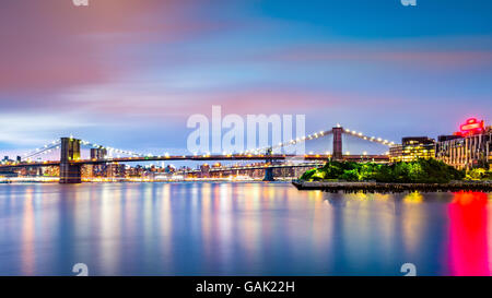Beleuchtete Brooklyn Bridge in der Dämmerung von Pier2 Park in New Yok Stadt betrachtet Stockfoto