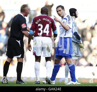 Fußball - Barclays Premier League - West Ham United gegen Chelsea - Upton Park. Chelseas Frank Lampard (r) deutet auf Luis Boa Morte von West Ham United, bevor er entlassen wird Stockfoto