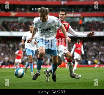 Francesc Fabregas von Arsenal (r) und Martin Laursen von Aston Villa (l) Kampf um den Ball Stockfoto