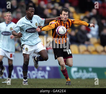 Jon Nurse von Dagengam & Redbridge und Tom Penford von Bradford City kämpfen während des Coca-Cola League Two Spiels bei der Valley Parade in Bradford um den Ball. Stockfoto