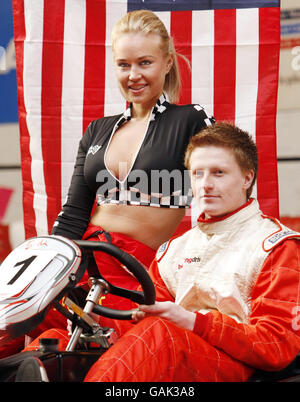 FOTO ehemalige Miss Schottland Lois Weatherup und US-Rennfahrer Stevan McAleer starten einen Rennwettbewerb, um eine Reise nach Amerika zu gewinnen, auf der Scotkart Rennstrecke in Glasgow. Stockfoto