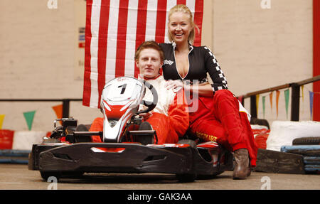 Die ehemalige Miss Scotland Lois Weatherup und der US-Rennfahrer Stevan McAleer starten auf der Scotkart-Rennstrecke in Glasgow einen Wettlauf, um eine Reise nach Amerika zu gewinnen. Stockfoto