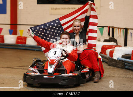 Die ehemalige Miss Scotland Lois Weatherup und der US-Rennfahrer Stevan McAleer starten auf der Scotkart-Rennstrecke in Glasgow einen Wettlauf, um eine Reise nach Amerika zu gewinnen. Stockfoto