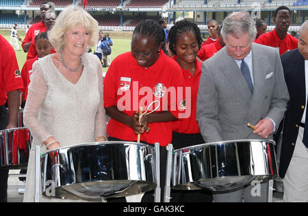 Der Prinz von Wales und die Herzogin von Cornwall probieren einige Blechtrommeln bei einem Besuch im Queen's Park Oval in der Hauptstadt von Trinidad und Tobago, Port of Spain. Stockfoto