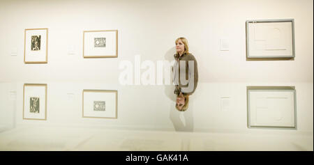 Grace Murray-Cavanagh, Mitarbeiterin der National Galleries of Scotland, blickt am Freitag, den 7. März in der Dean Gallery in Edinburgh auf das Werk des Künstlers Ben Nicholson. Stockfoto