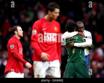 Wayne Rooney und Cristiano Ronaldostand von Manchester United wurden nach dem Schlusspfiff als Sol Campbell von Portsmouth und Torhüter David James gefeiert. Stockfoto