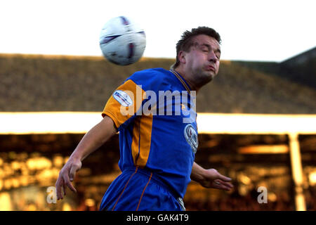 Fußball - FA Cup - Dritte Runde - Shrewsbury Town gegen Everton. Nigel Jemson von Shrewsbury Town führt den Ball an Stockfoto