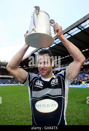 Chris Paterson feiert mit dem Kalkutta Cup nach dem Sieg über England im Jahr 15-9 beim RBS 6 Nations Match in Murrayfield, Edinburgh. Stockfoto