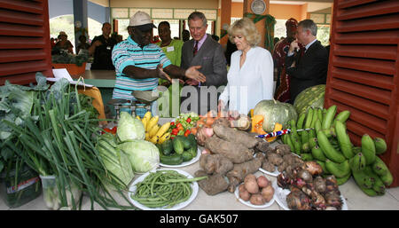 Ihre Königliche Hoheit der Prinz von Wales und die Herzogin von Cornwall besuchen den Kunsthandwerks- und Produztenmarkt in Montserrat während ihrer Tour durch die Karibik. Stockfoto