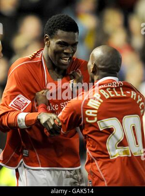 Fußball - FA Cup - Sechste Runde - Barnsley gegen Chelsea - Oakwell. Barsley's Kayode Odejayi (links) feiert das Tor zum Eröffnungstreffer des Spiels Stockfoto