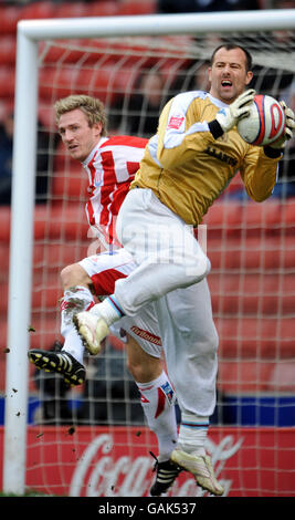 Gabor Kiraly von Burnley rettet vor Liam Lawrence von Stoke City Stockfoto