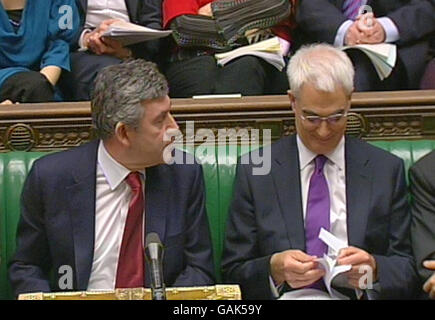 Großbritanniens Premierminister Gordon Brown und Kanzler Alistair Darling während der Fragen des Premierministers im Unterhaus, London. Stockfoto