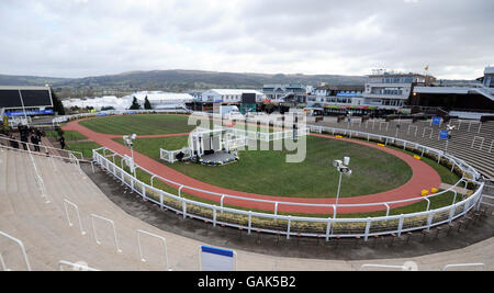 Leeres Siegergehege mit gezackter Ansicht (hinten links) auf der Cheltenham Racecourse. Stockfoto