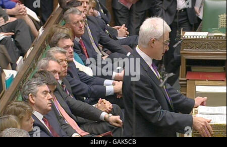 Schatzkanzler Alistair Darling hält seine Haushaltsrede im Unterhaus. Stockfoto