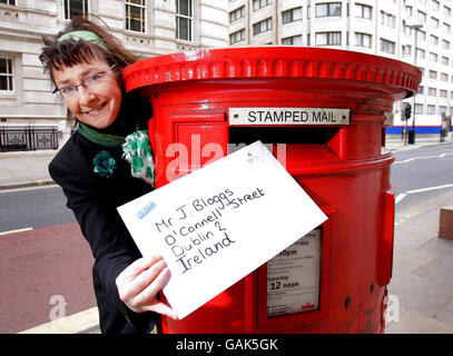 Die Schauspielerin Pauline McLynn aus dem Klassiker Father Ted, bekannt als 'mrs Doyle', feiert am Montag, den 17. März, den bevorstehenden irischen Nationalfeiertag mit einer St. Patrick's Day Karte im Zentrum von London. Stockfoto