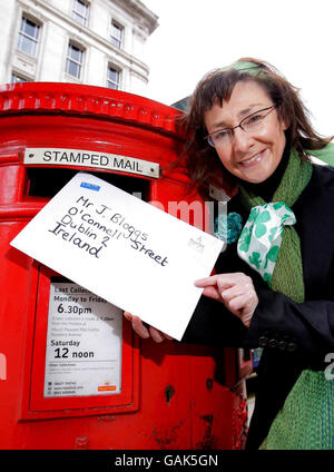 Die Schauspielerin Pauline McLynn aus dem Klassiker Father Ted, bekannt als 'mrs Doyle', feiert am Montag, den 17. März, den bevorstehenden irischen Nationalfeiertag mit einer St. Patrick's Day Karte im Zentrum von London. Stockfoto