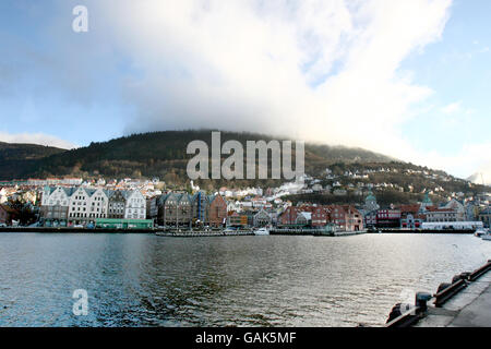 Fußball - UEFA Cup - Runde der 32. Runde - SK Brann gegen Everton - Brann Stadion. Gesamtansicht von Bergen, Norwegen Stockfoto