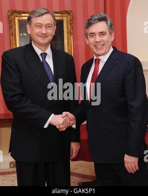 RÜCKÜBERTRAGUNG KORREKTUR VON LINKS NACH RECHTS. Premierminister Gordon Brown (rechts) begrüßt heute den slowenischen Präsidenten Danilo Turk in der Downing Street. Stockfoto