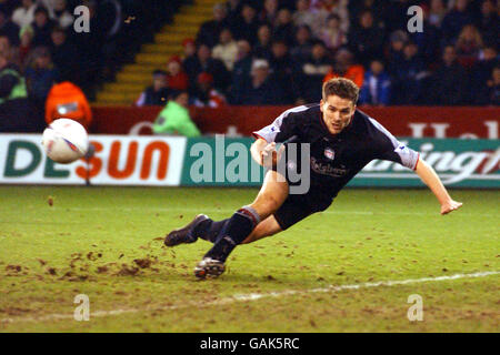 Fußball - Worthington Cup - Halbfinale - Erstes Teilstück - Sheffield United gegen Liverpool. Liverpools Michael Owen schieß auf das Tor Stockfoto