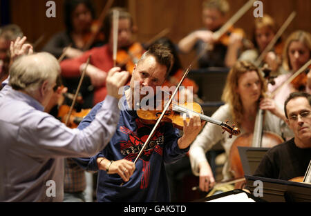Nigel Kennedy tritt mit dem Royal Philharmonic Orchestra auf, während der Proben von Elgars Violinkonzert vor ihrem Konzert, in der Royal Festival Hall in London. Stockfoto