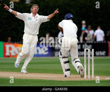 Der Neuseeländer Jacob Oram feiert den englischen Bowlingkapitän Michael Vaughan beim 2. Test im Basin Reserve, Wellington, Neuseeland. Stockfoto