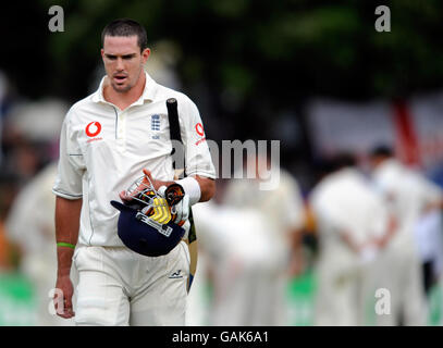 Der englische Kevin Pietersen kehrt in den Pavillon zurück, nachdem er beim 2. Test im Basin Reserve, Wellington, Neuseeland, 31 Läufe erzielt hat. Stockfoto