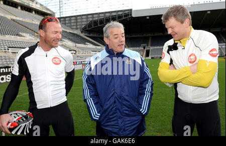 Der ehemalige englische Fußballkapitän Alan Shearer (rechts) und TV-Moderator Adrian Chiles (links) treffen sich mit dem Newcastle-Manager Kevin Keegan (Mitte), bevor das Paar auf ihre 355 Meilen lange Fahrt vom St. James's Park in Newcastle United nach London aufbricht, um Geld für Sport Relief in Newcastle zu sammeln. Stockfoto