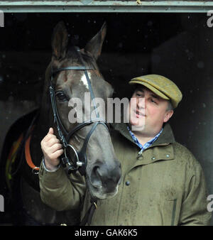 Trainer Paul Nicholls mit seinem Cheltenham Gold Cup Sieger Denman in seinen Ställen in Ditcheat, Shepton Mallet, Somerset. Stockfoto