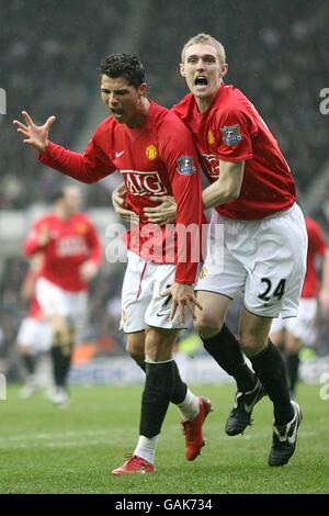 Cristiano Ronaldo von Manchester United wird von seinem Teamkollegen gratuliert Darren Fletcher nach dem ersten Tor Stockfoto