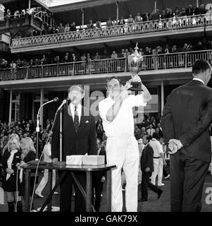 Cricket - Benson und Hedges Cup - Finale - Leicestershire / Yorkshire. Leicestershire-Kapitän Ray Illingworth hält den Benson und Hedges Cup nach dem Sieg seines Teams über fünf Wicket-Titel hoch Stockfoto