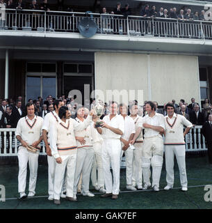 Leicestershire-Kapitän Ray Illingworth, umgeben von seinen triumphierten Teamkollegen, hält den Benson und Hedges Cup nach dem Sieg seines Teams über fünf Wicket in die Höhe Stockfoto