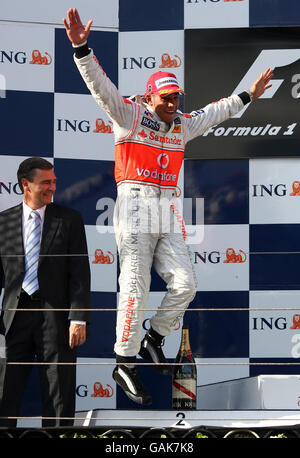 Lewis Hamilton feiert seinen Sieg beim Formel 1, Australian, Grand Prix im Albert Park, Melbourne, Australien. Stockfoto