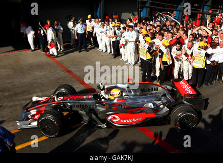 McLaren Lewis Hamilton feiert seinen Sieg beim Formel 1, Australian, Grand Prix im Albert Park, Melbourne, Australien. Stockfoto