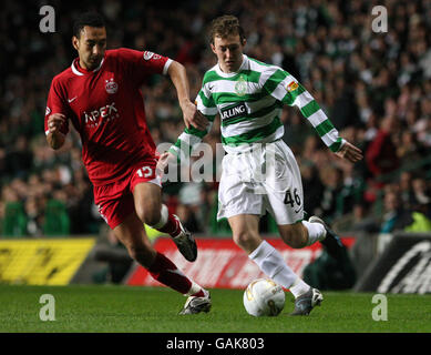 Aiden McGready von Celtic hält Karin Touzani von Aberdeen während des Tennents Scottish Cup Quarter Final Replay Matches im Celtic Park, Glasgow, aus. Stockfoto