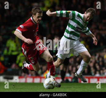 Aiden McGready von Celtic hält Aberdeen Alan Maybury während des Tennents Scottish Cup Quarter Final Replay Matches im Celtic Park, Glasgow, aus. Stockfoto