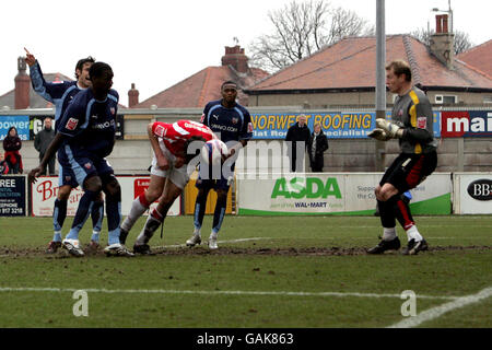 Fußball - Coca-Cola Football League Two - Morecambe / Brentford - Christie Park. Stewart Drummond von Morecambe (l) schneidet hinter Brentfords Simon Brown (r) Stockfoto