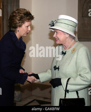 Königin Elizabeth II. Trifft die irische Präsidentin Mary McAleese an der Queen's University in Belfast. Stockfoto