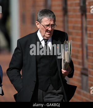 Bridgend Selbstmorde. Der Gerichtsmediziner Philip Walters verlässt die Inquests in der Tabernacle Church in Brackla, Bridgend, Südwales. Stockfoto