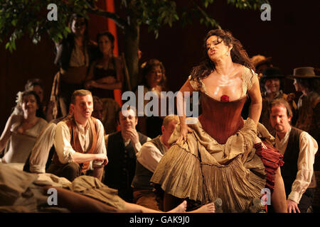 Die Besetzung von Carmen spielen auf der Bühne des Royal Opera House in Covent Garden, im Zentrum von London. Stockfoto