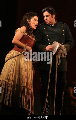 Die Besetzung von Carmen, darunter Nancy Fabiola Herrera (links) und Marcelo Alvarez (rechts), spielen auf der Bühne des Royal Opera House in Covent Garden, im Zentrum von London. Stockfoto