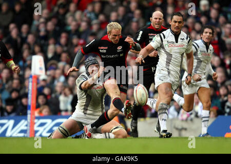 Ospreys Alun-Wyn Jones versucht zu verhindern, dass Saracens Dan Scarborough während des Halbfinales des EDF Energy Cup im Millennium Stadium, Cardiff, vorne ansetzt. Stockfoto