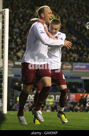 Fußball - Barclays Premier League - Everton gegen West Ham United - Goodison Park. Dean Ashton von West Ham United feiert das Tor zum Ausgleich mit Teamkollege Fred Sears (rechts) Stockfoto