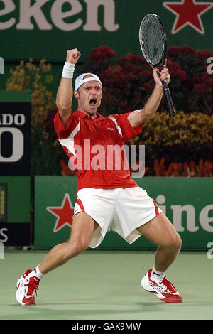 Tennis - Australian Open - Tag 12.. Rainer Schuettler (GER) feiert seinen Halbfinalsieg gegen Andy Roddick (USA) Stockfoto