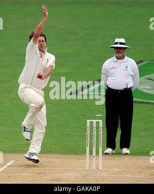 Cricket - Neuseeland - England - 3. Test - 2. Tag - Napier. Der englische Ryan Sidebottom in Aktion beim 3. Test im McLean Park, Napier, Neuseeland. Stockfoto