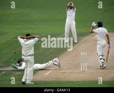 Der neuseeländische Wicketkeeper Brendon McCullum lässt die Bowlingbahn von Kapitän Daniel Vettori während des 3. Tests im McLean Park, Napier, Neuseeland, fallen. Stockfoto